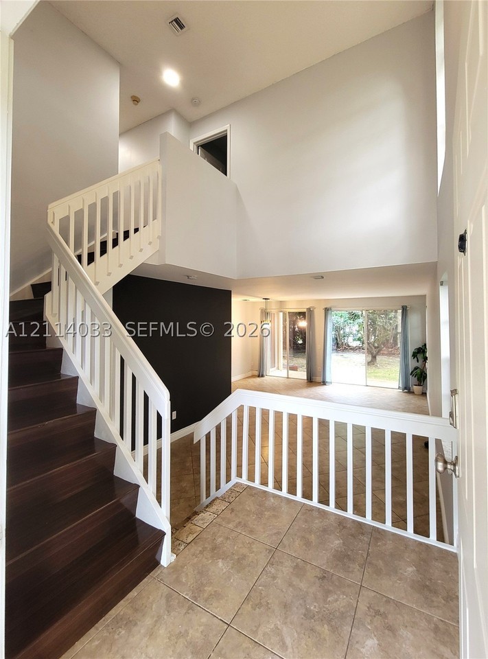 683 Nw 88th Dr - Photo 3 of 26