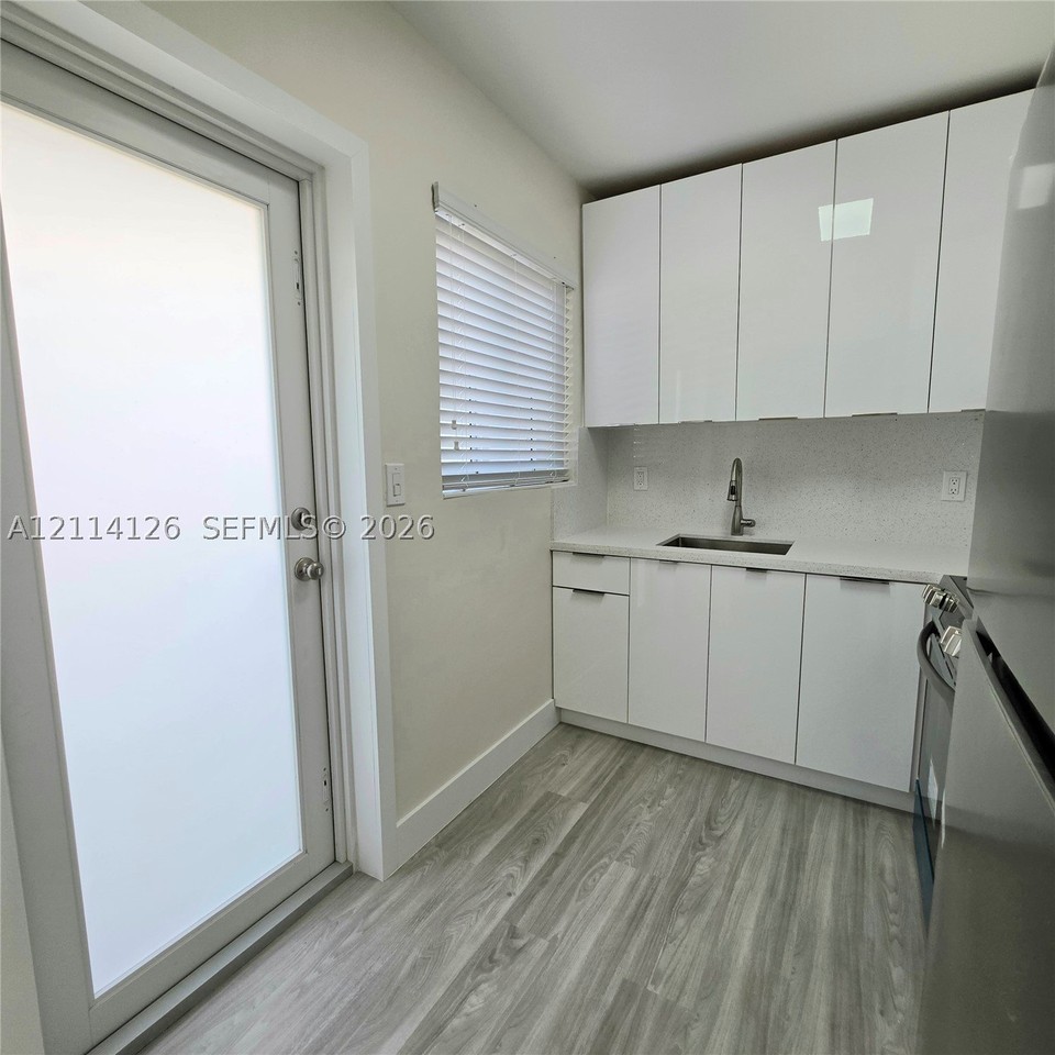2140 Biarritz Dr #2 - Photo 5 of 21