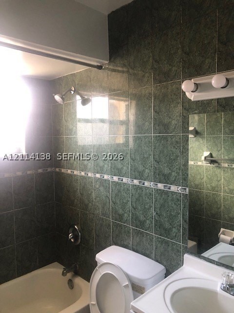 2323 Scott St - Photo 4 of 7