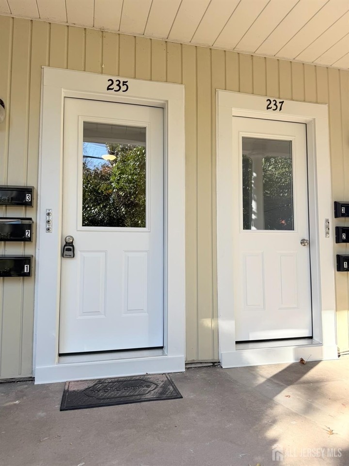 235 Montgomery St #3 - Photo 4 of 15