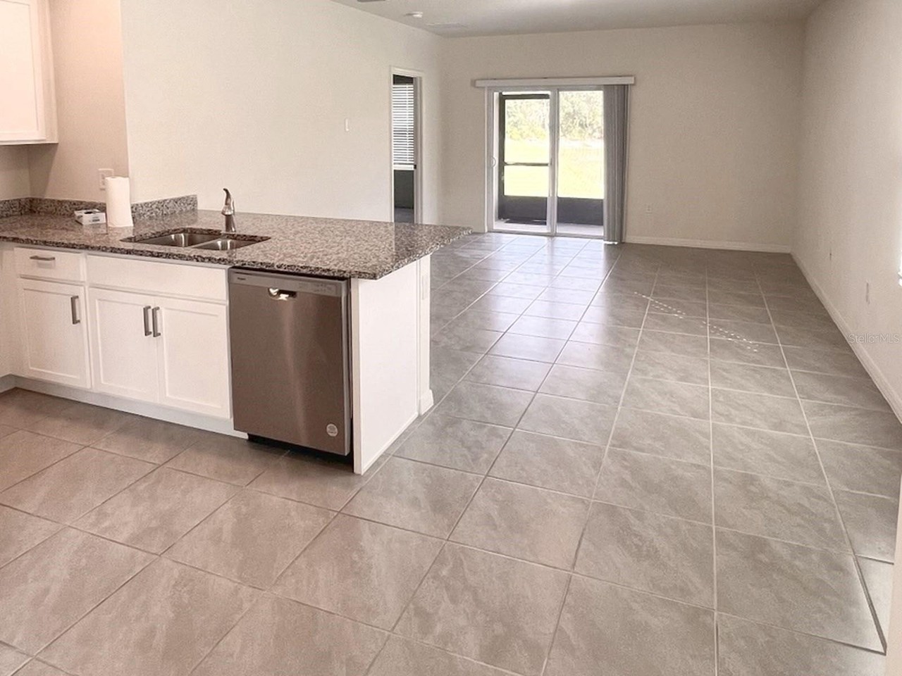 1015 Victoria Parc Ave - Photo 4 of 11