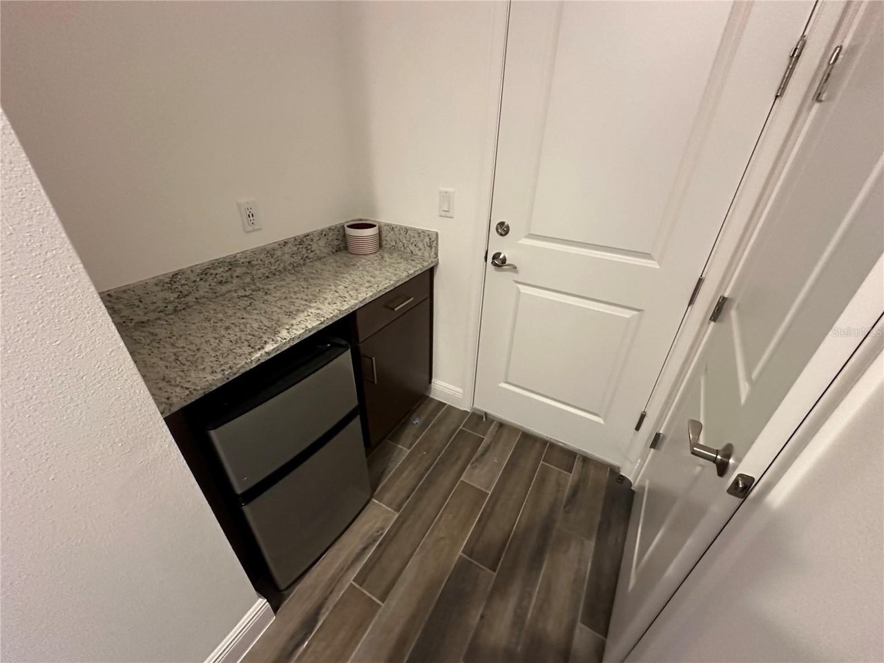 8106 Mabury Ln - Photo 7 of 24