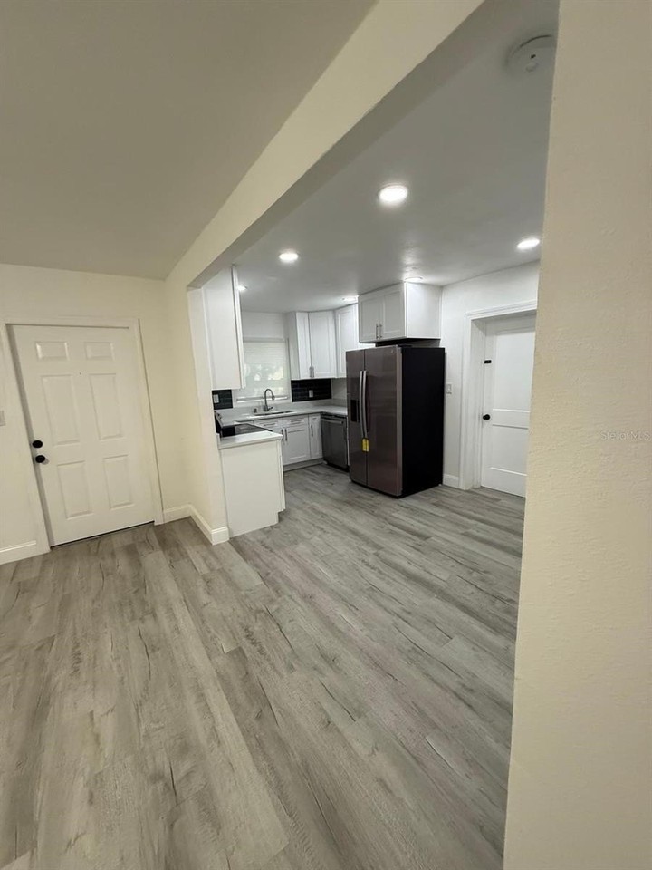 1912 E Hamilton Ave - Photo 7 of 17