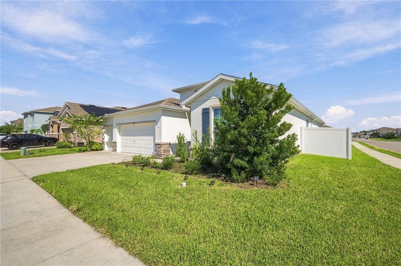 8227 Sw 59th Ter - Photo 2 of 32