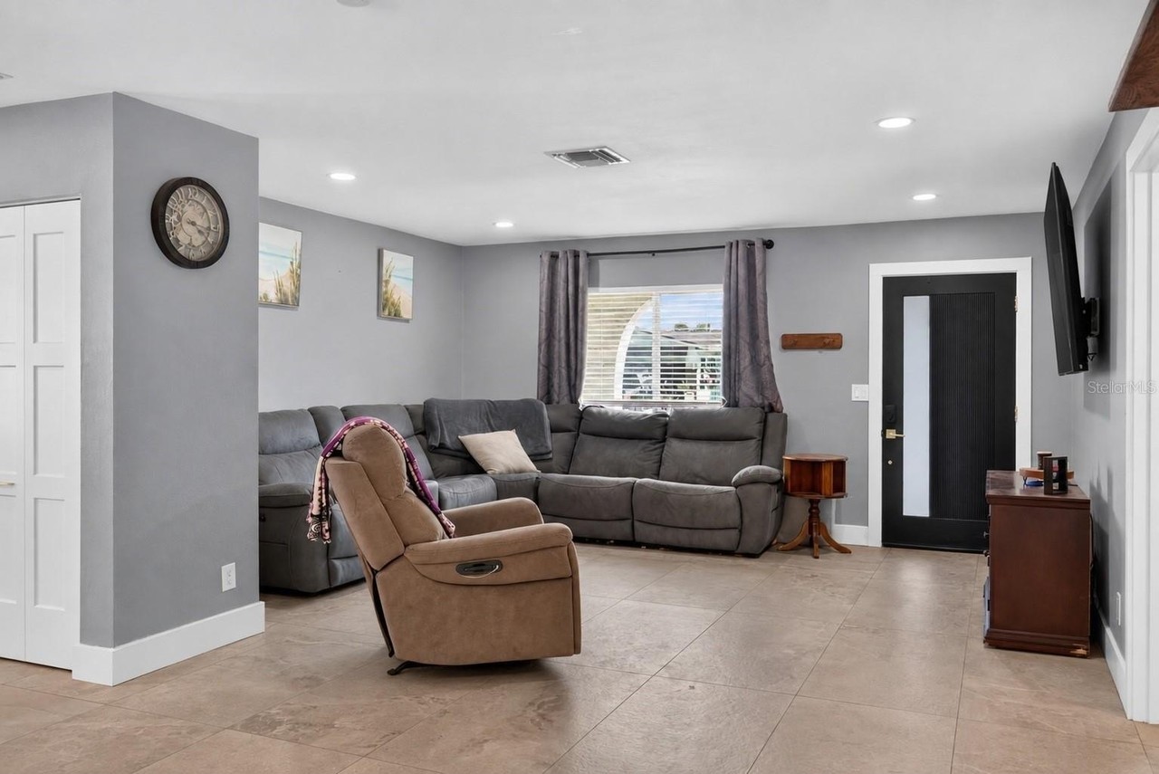 1689 Pennsylvania Ave Ne - Photo 5 of 39