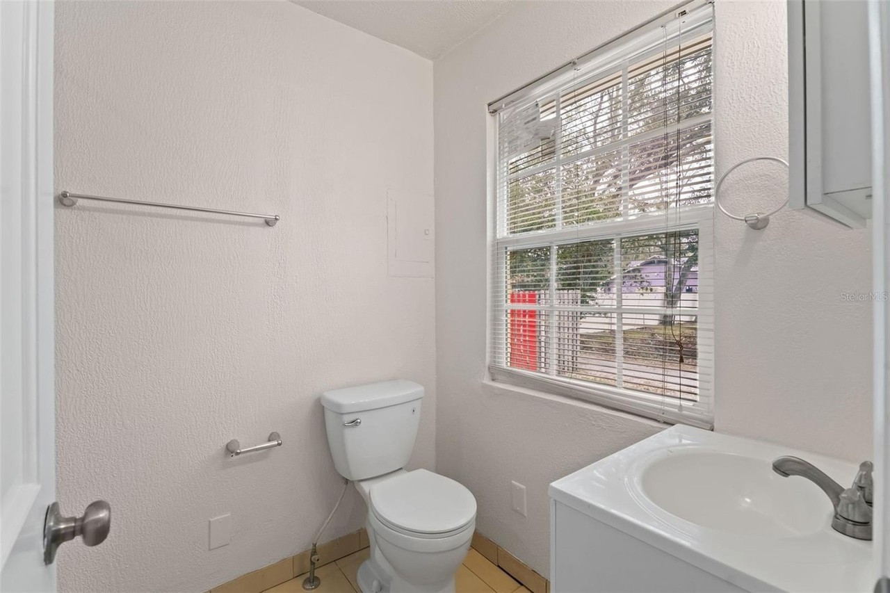910 Jones St - Photo 4 of 13
