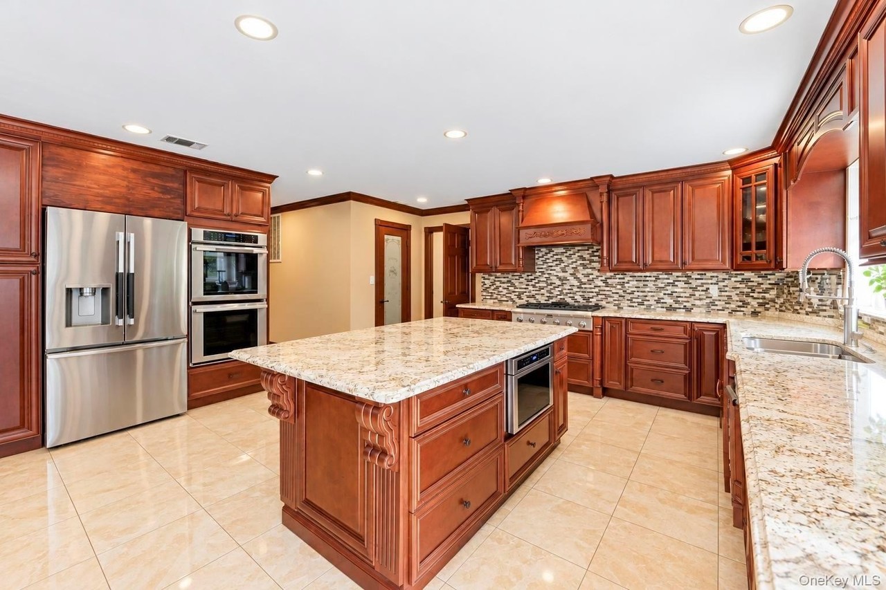 310 Willis Ave - Photo 4 of 49