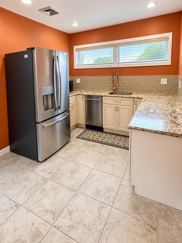 522 Southside Ave - Photo 3 of 9