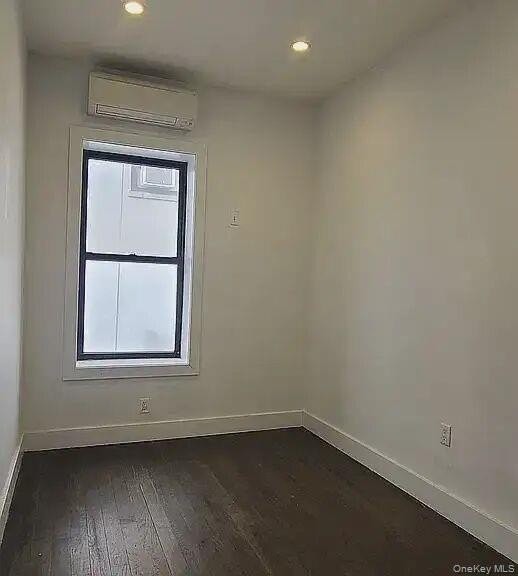 546 Howard Ave #2 - Photo 3 of 8