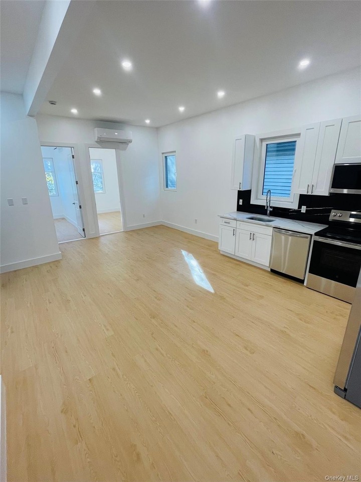 6015 Maspeth Ave - Photo 3 of 11