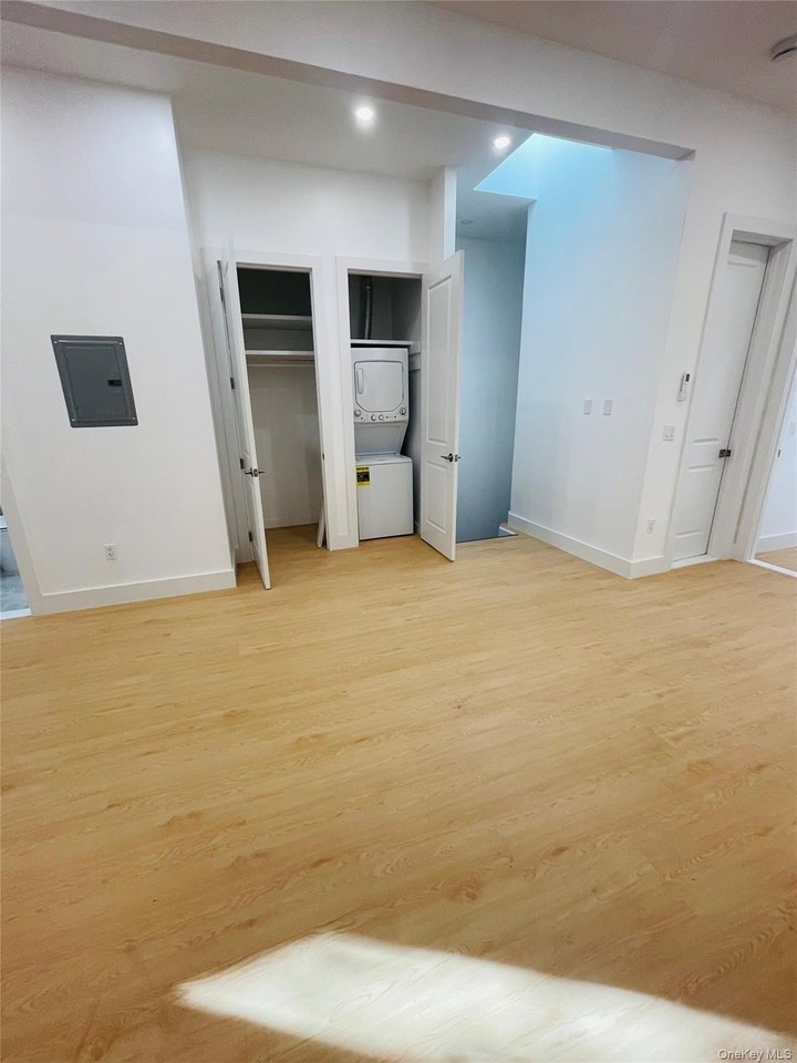 6015 Maspeth Ave - Photo 4 of 11