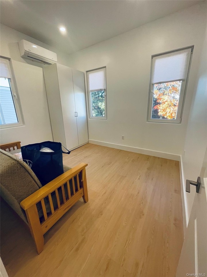 6015 Maspeth Ave - Photo 5 of 11