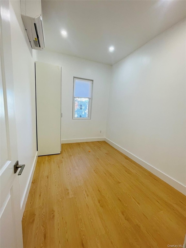 6015 Maspeth Ave - Photo 6 of 11
