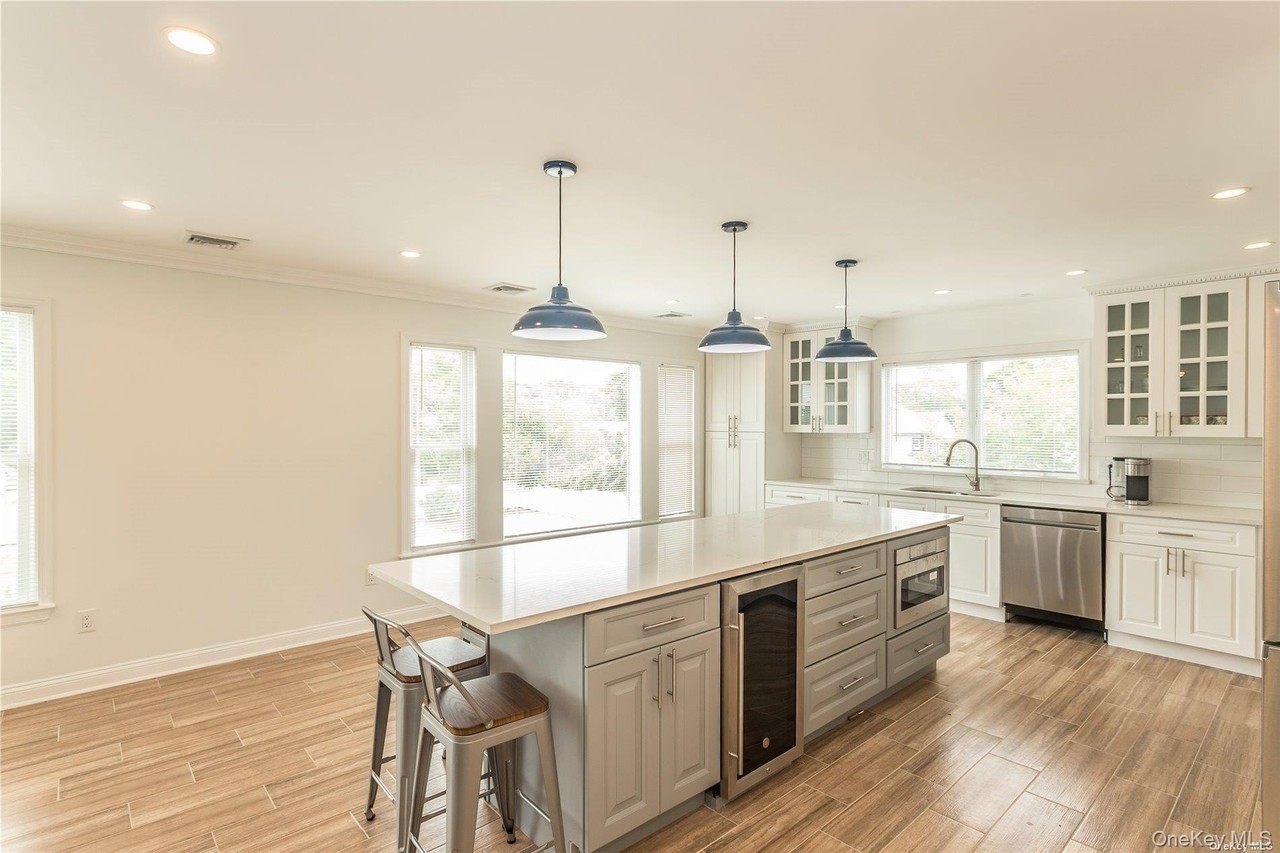 70 Sheridan Ave - Photo 4 of 17
