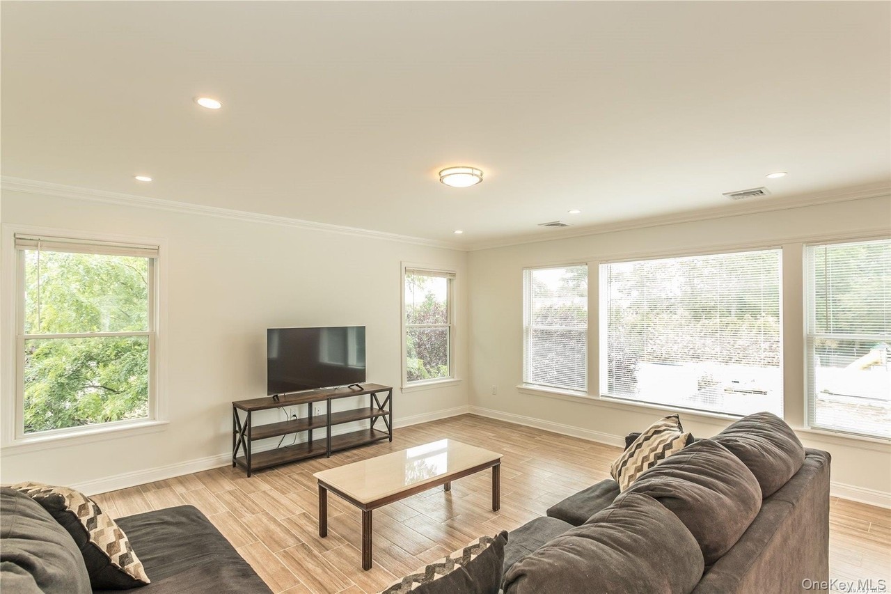70 Sheridan Ave - Photo 7 of 17