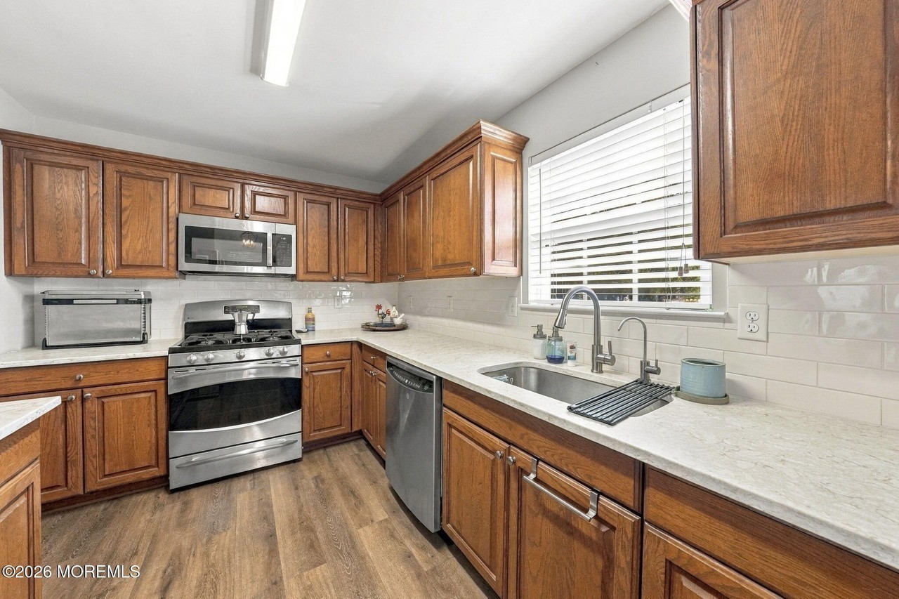 50 Hawthorne Dr - Photo 6 of 23