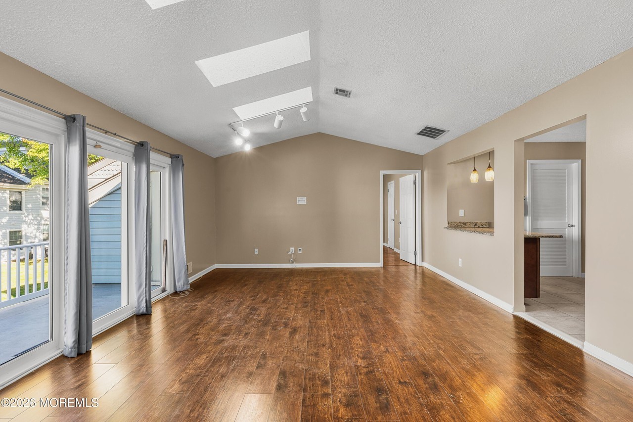 290 Lily Ln - Photo 5 of 36
