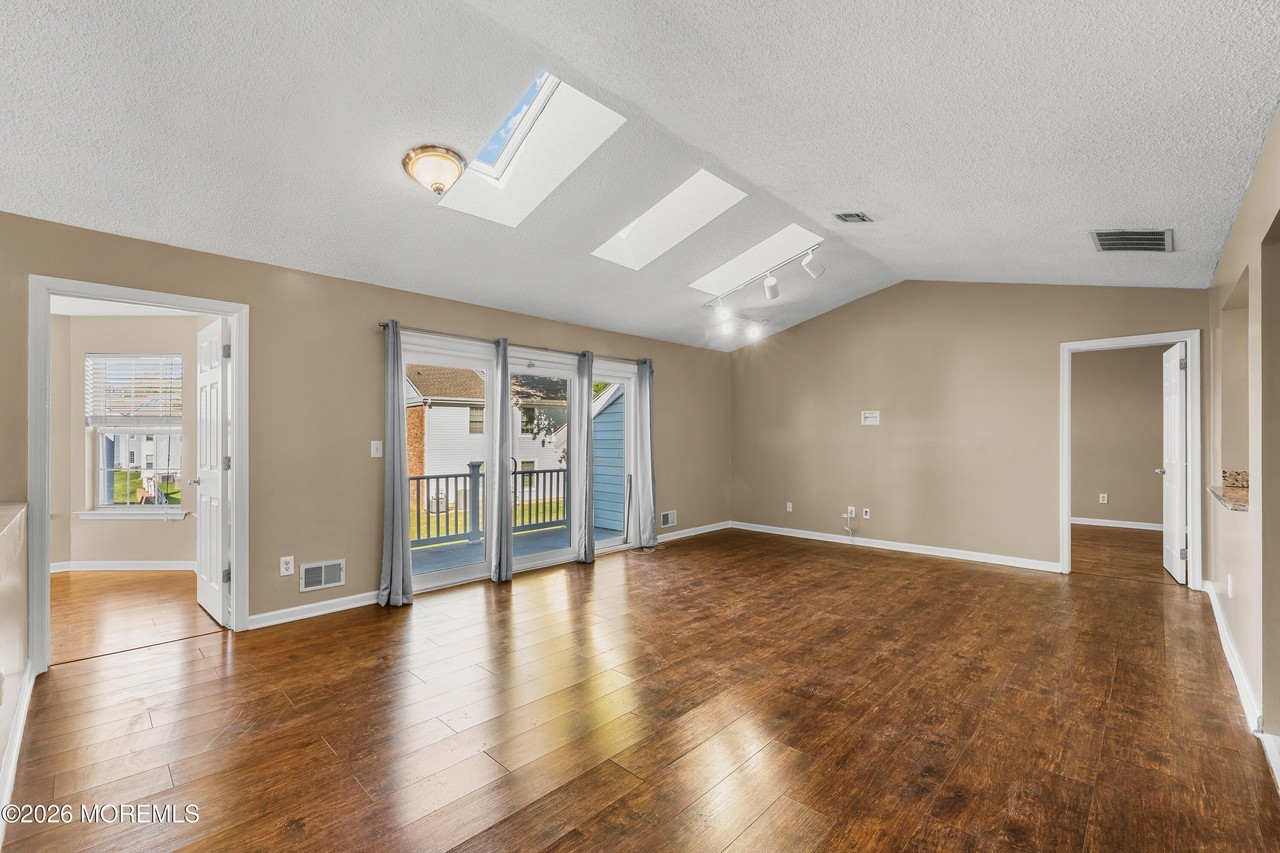 290 Lily Ln - Photo 7 of 36