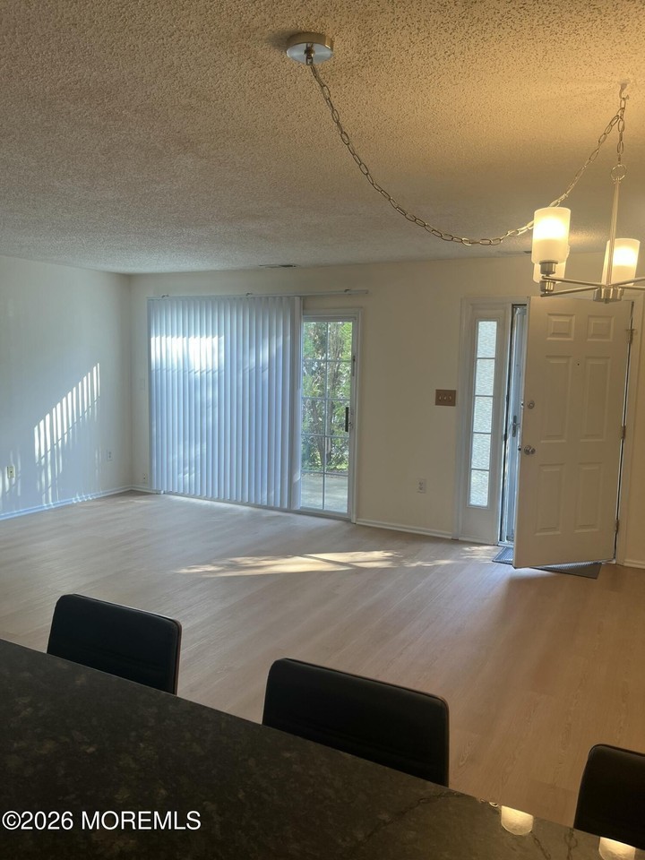 28 Madison Ct - Photo 5 of 19