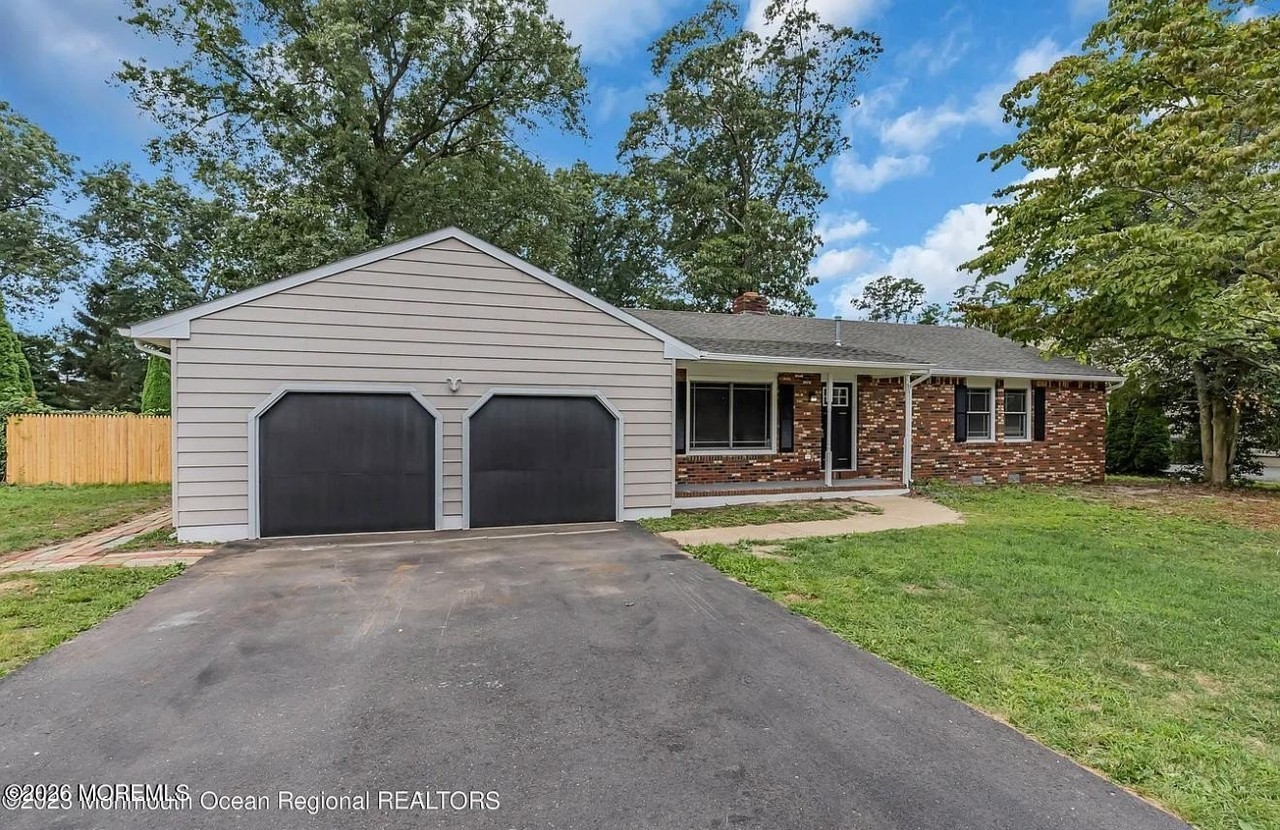 821 Bay Ave - Photo 4 of 40