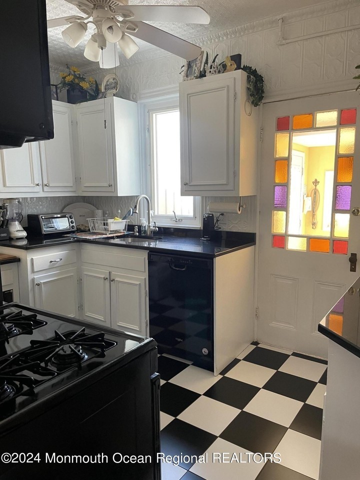 56 Heck Ave - Photo 7 of 16