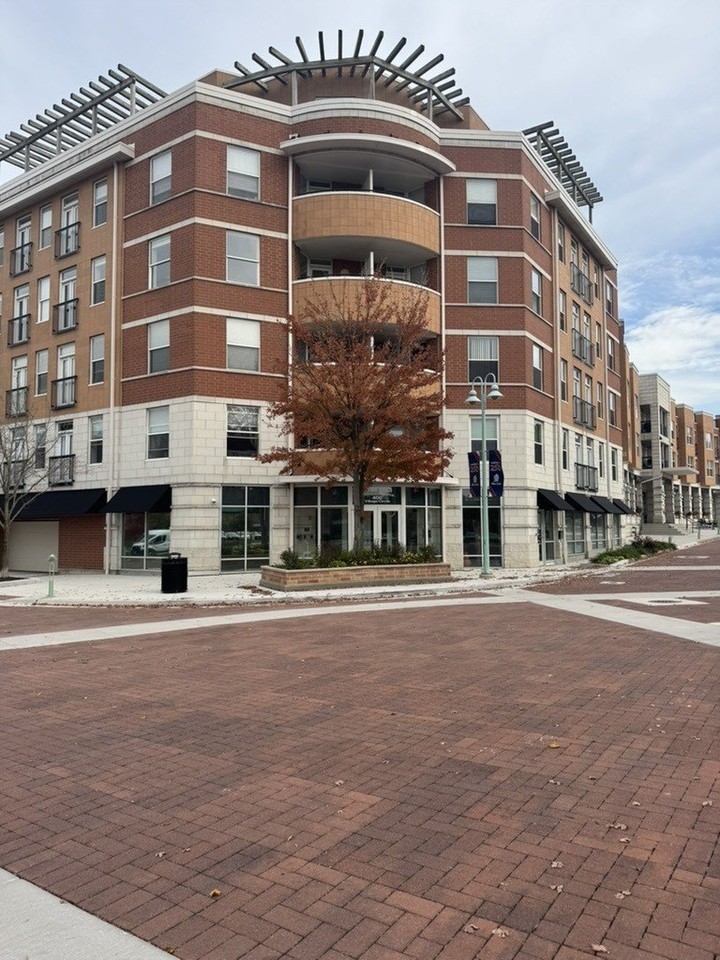400 Village Cir #302