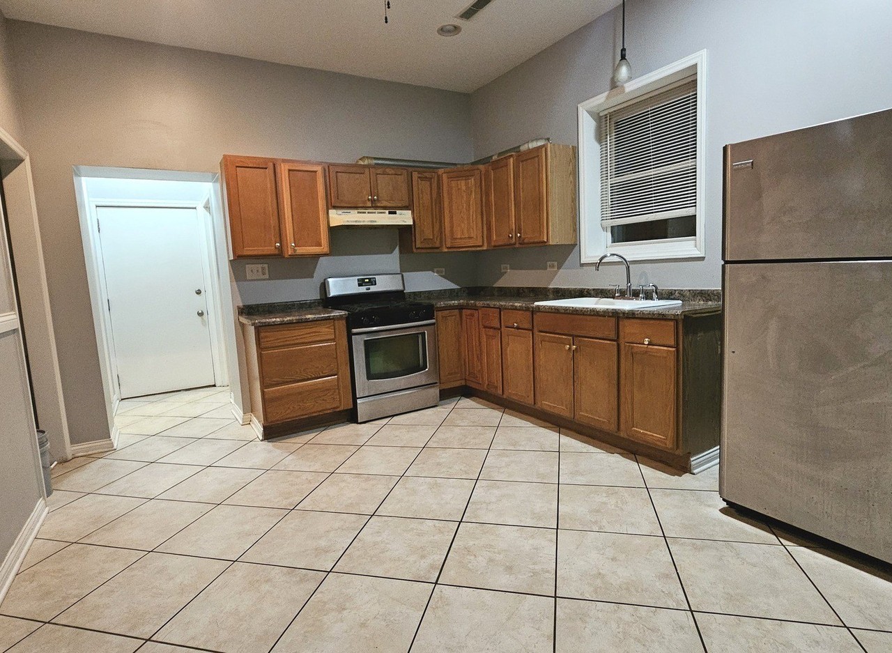 2243 S Sawyer Ave #3 - Photo 2 of 8