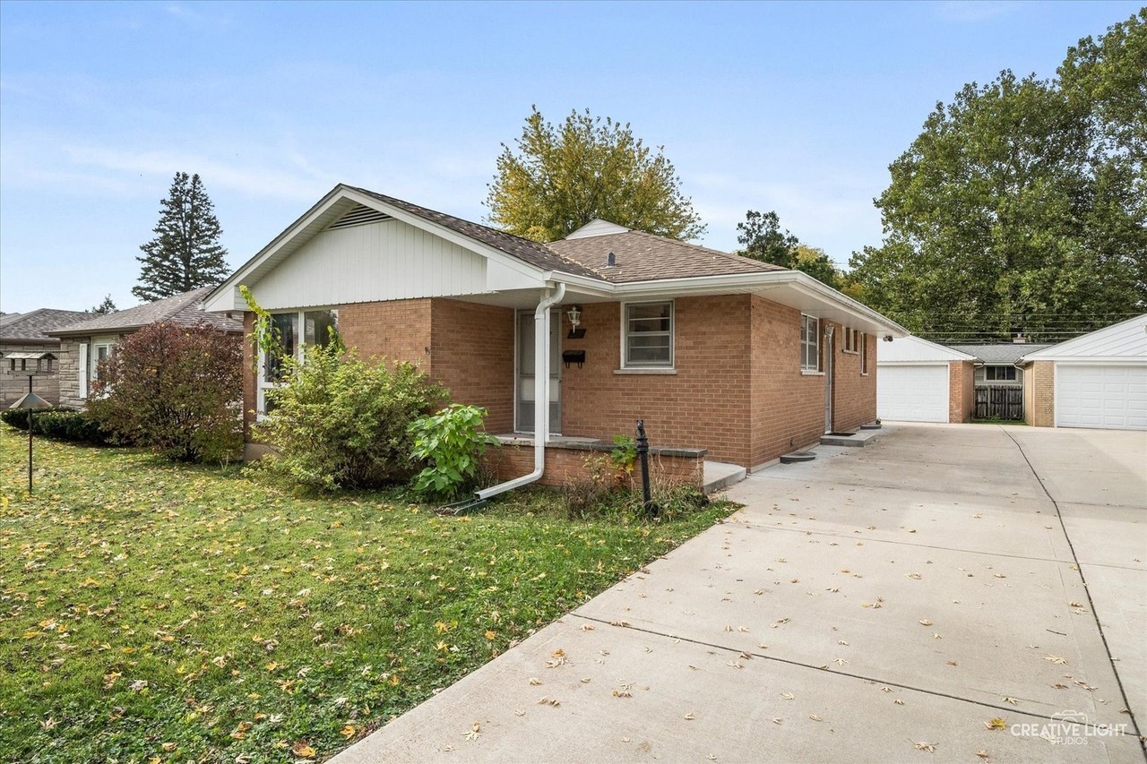 319 S Buell Ave - Photo 2 of 16