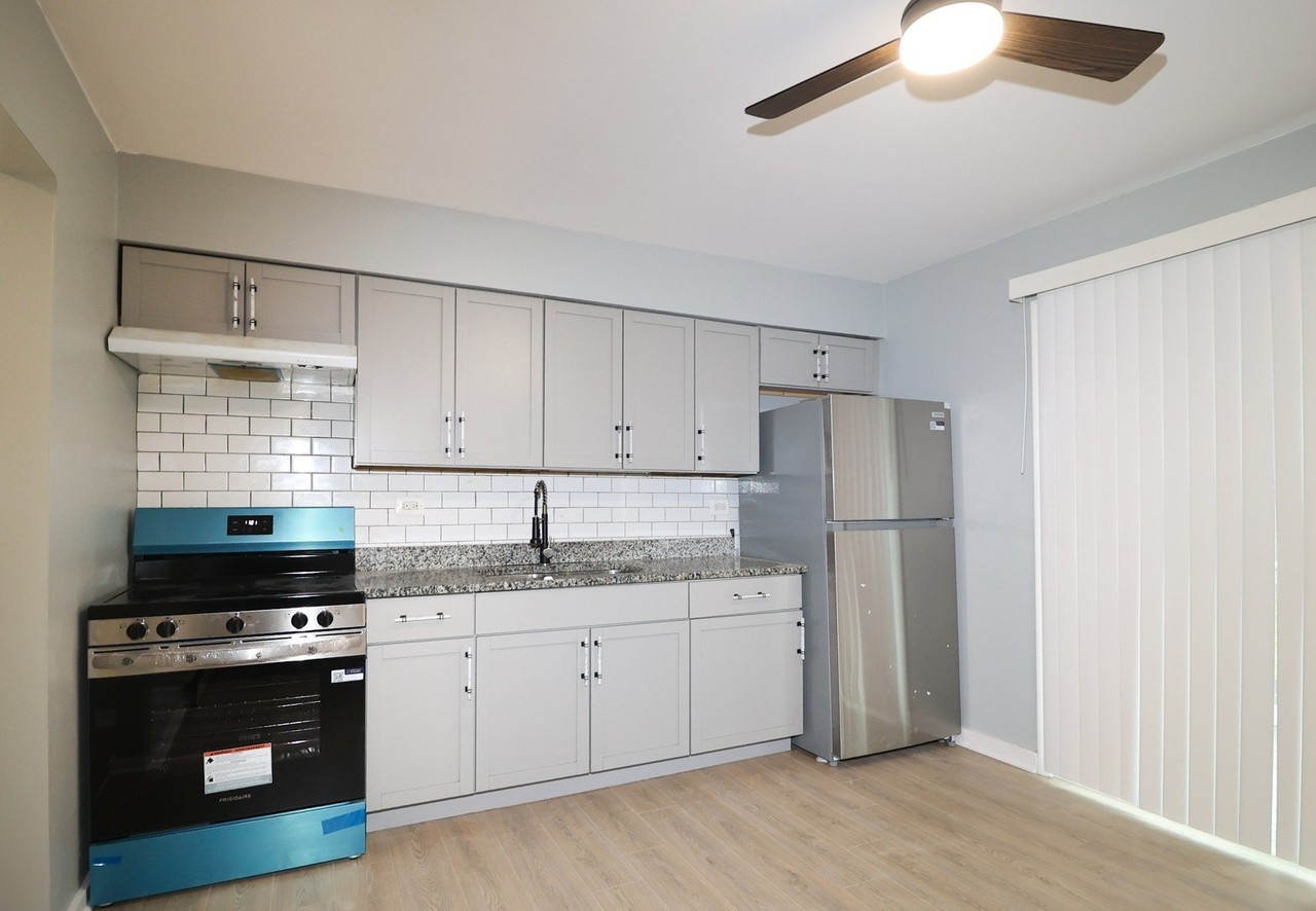 7719 S Roberts Rd #2W - Photo 2 of 7