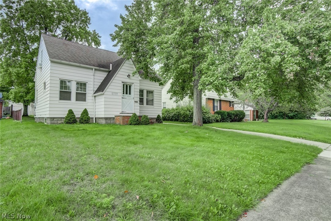1739 Longwood Dr - Photo 2 of 36