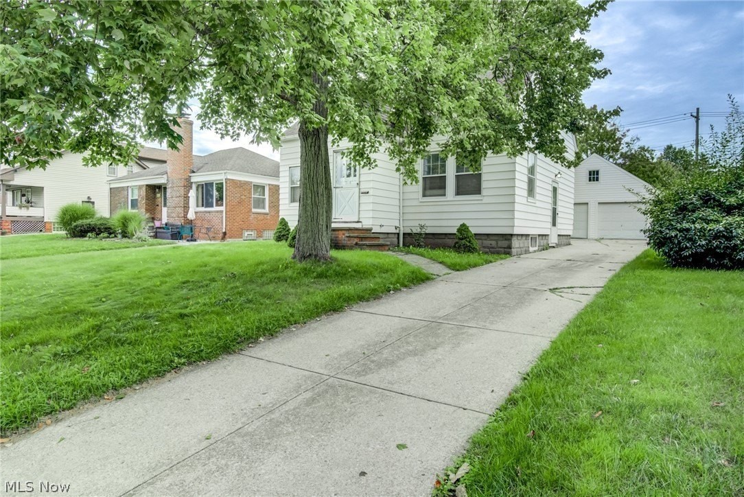 1739 Longwood Dr - Photo 3 of 36