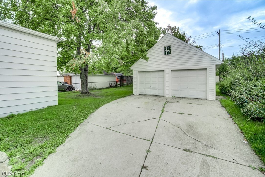 1739 Longwood Dr - Photo 5 of 36