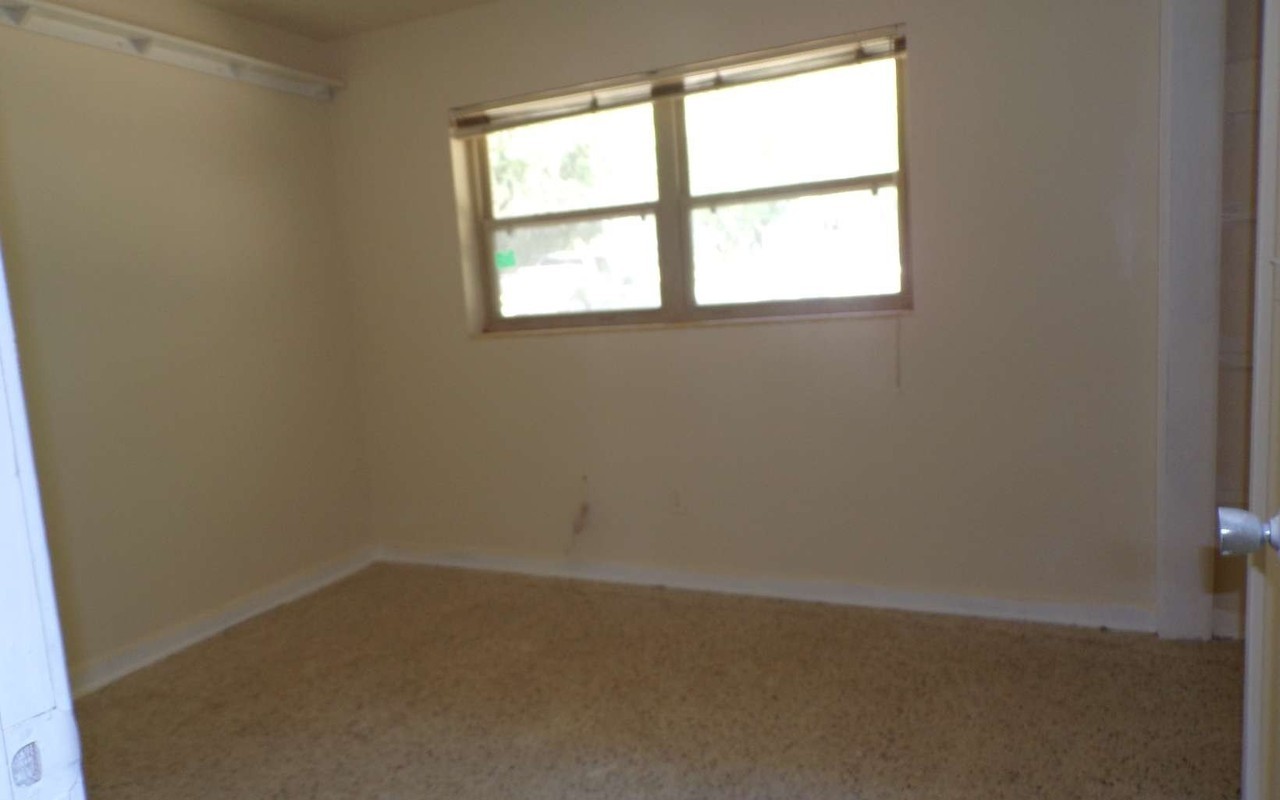 918 Se Lantana Loop - Photo 4 of 9