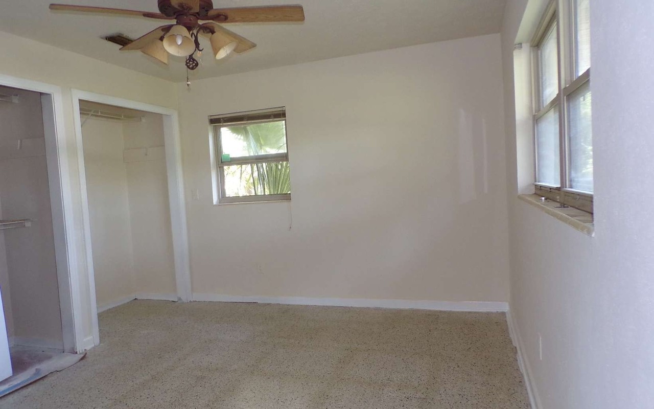 918 Se Lantana Loop - Photo 7 of 9