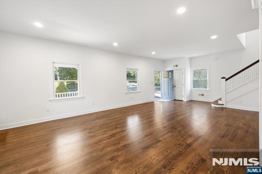 321 Spring Ave - Photo 7 of 29