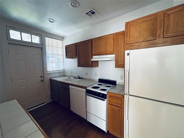1610 S Quaker Ave - Photo 7 of 15