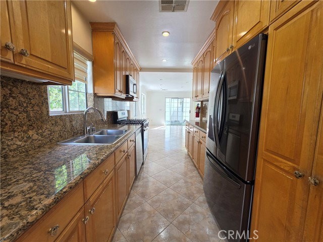 550 Palm Dr - Photo 2 of 4