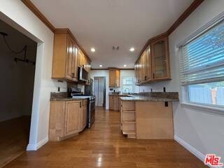 831 N Mariposa St - Photo 3 of 8