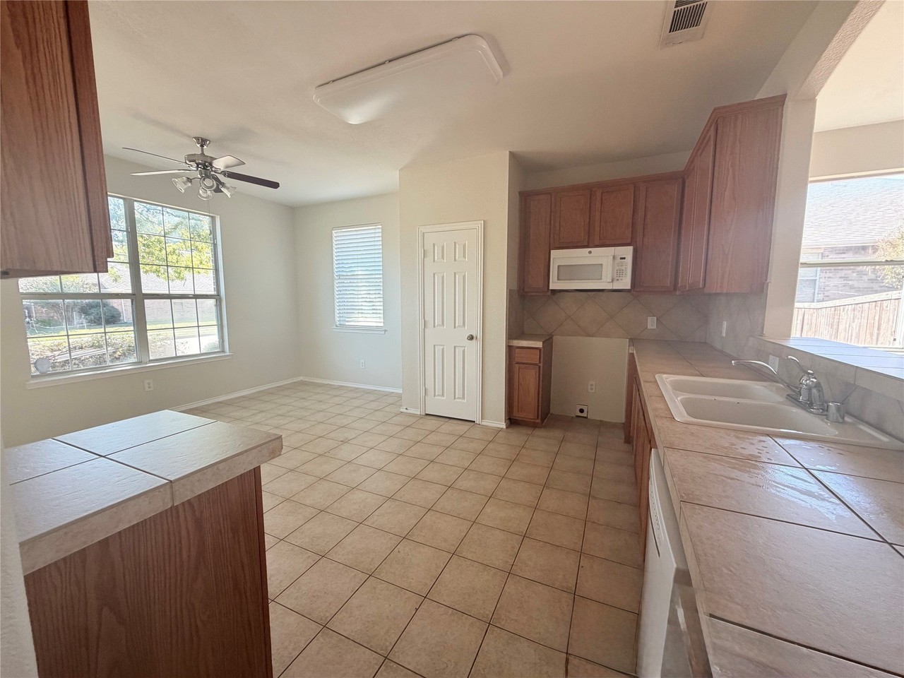 1203 Chestnut Hill Dr - Photo 7 of 19