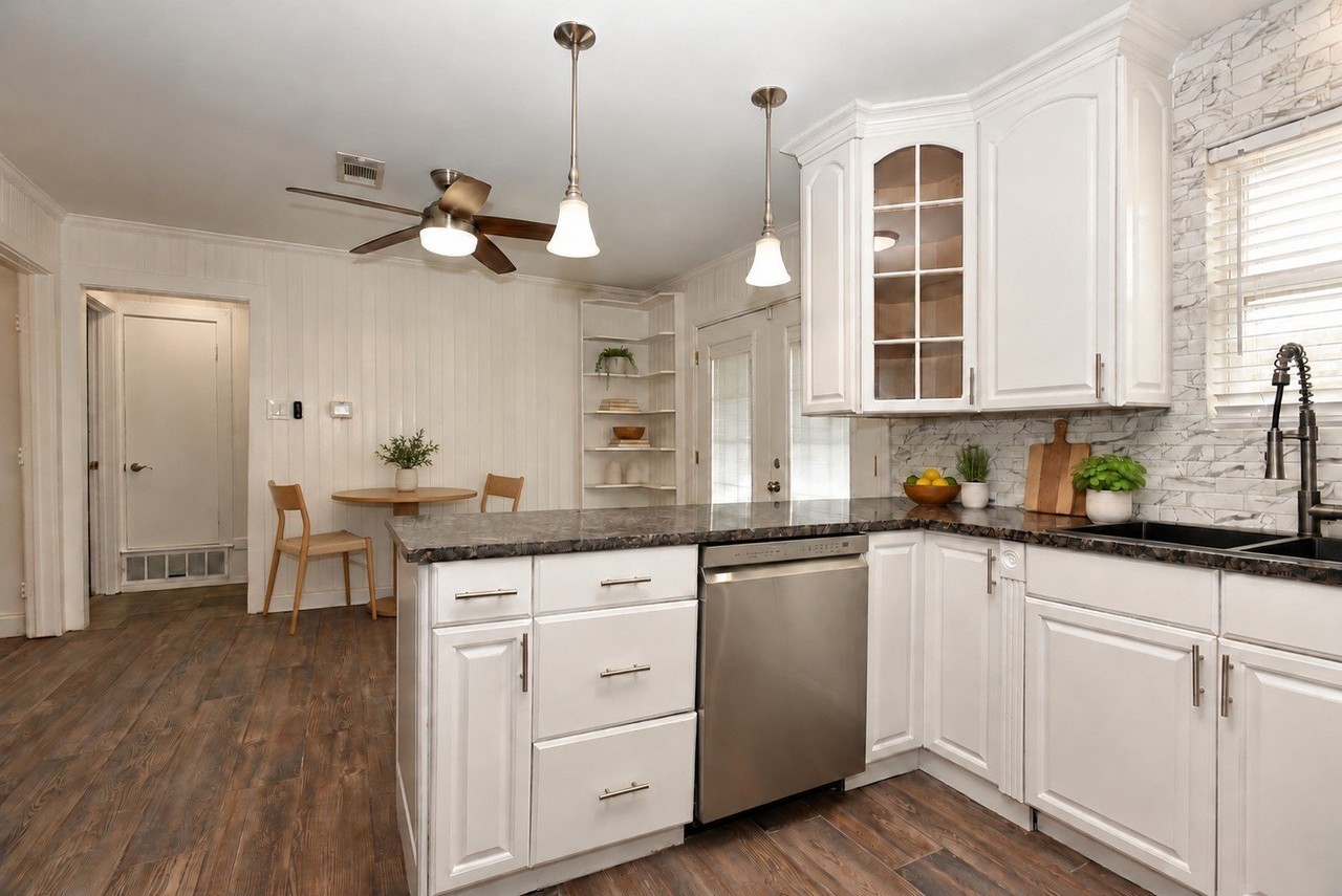 3074 Valwood Pkwy - Photo 4 of 17