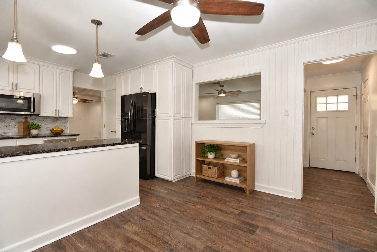 3074 Valwood Pkwy - Photo 7 of 17