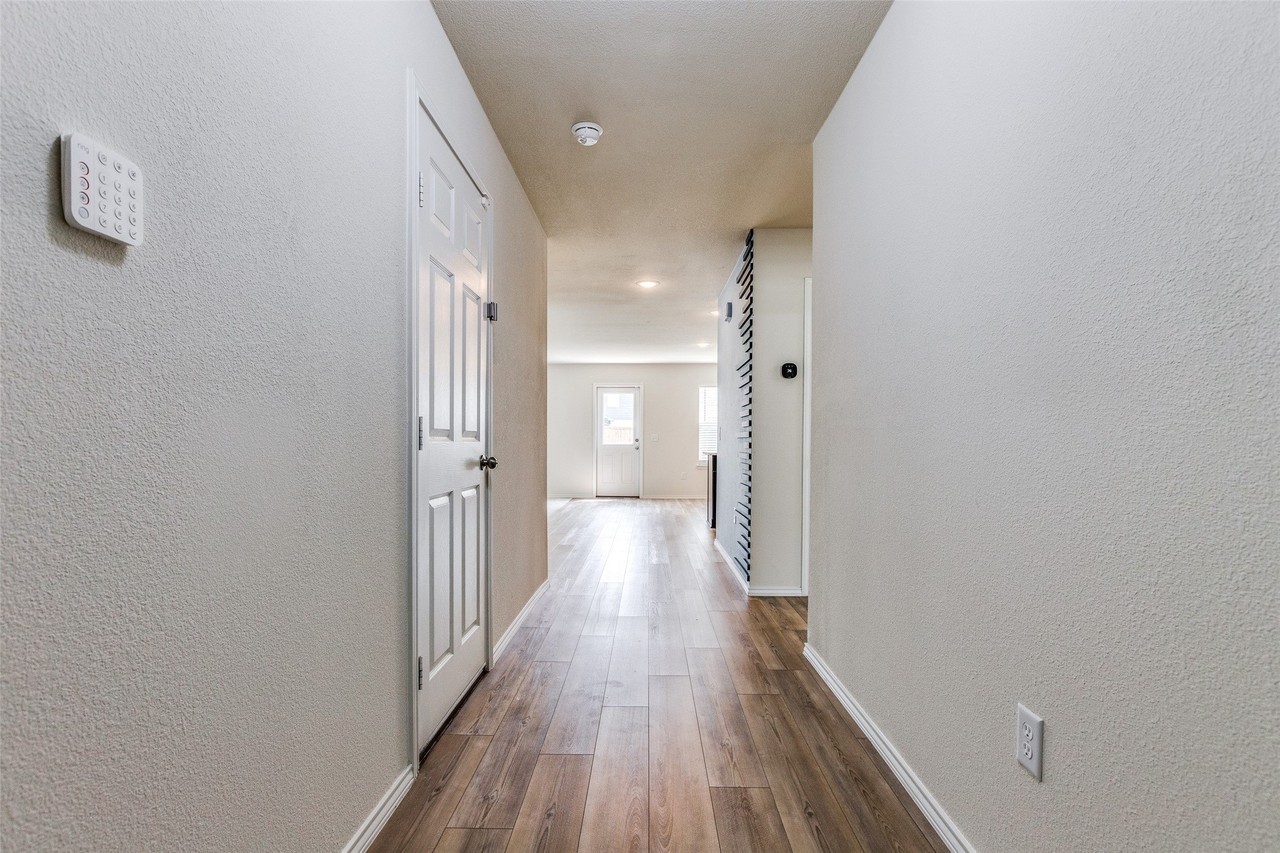 1120 Waggoner Dr - Photo 4 of 26