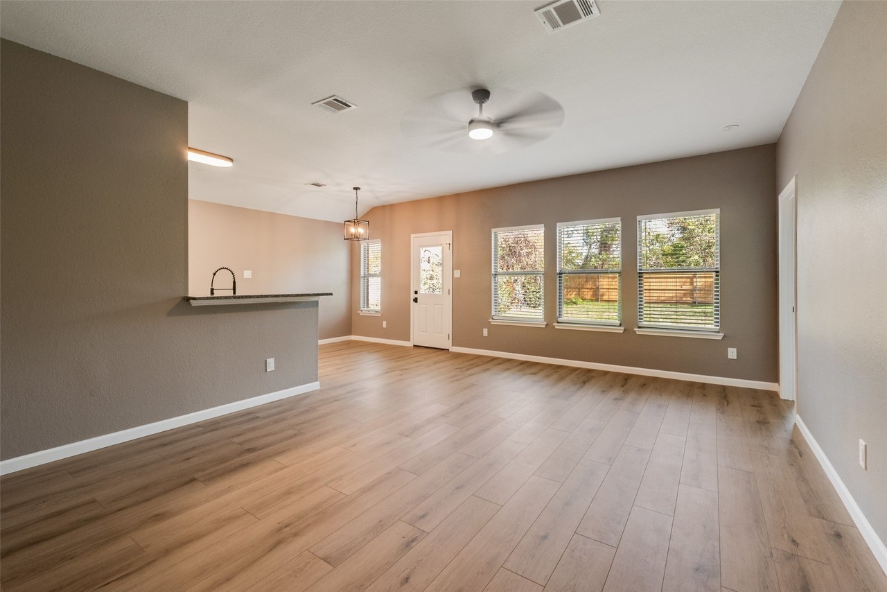 2711 Carten St - Photo 4 of 23