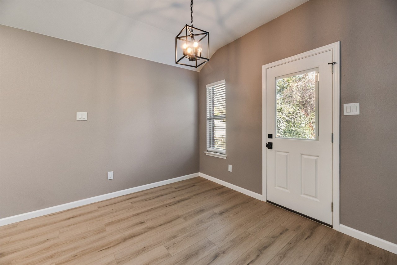 2711 Carten St - Photo 6 of 23