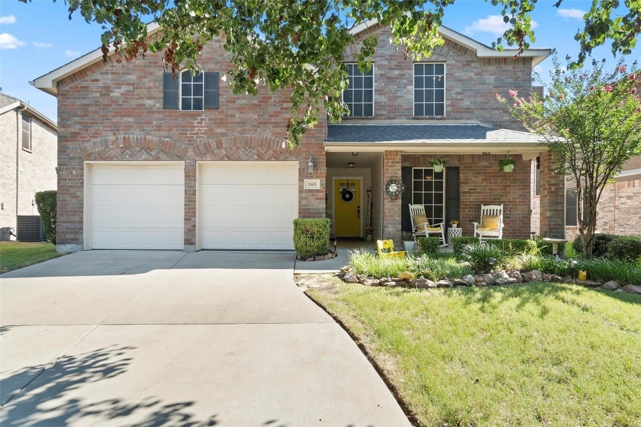 381 Bayberry Dr - Photo 4 of 15