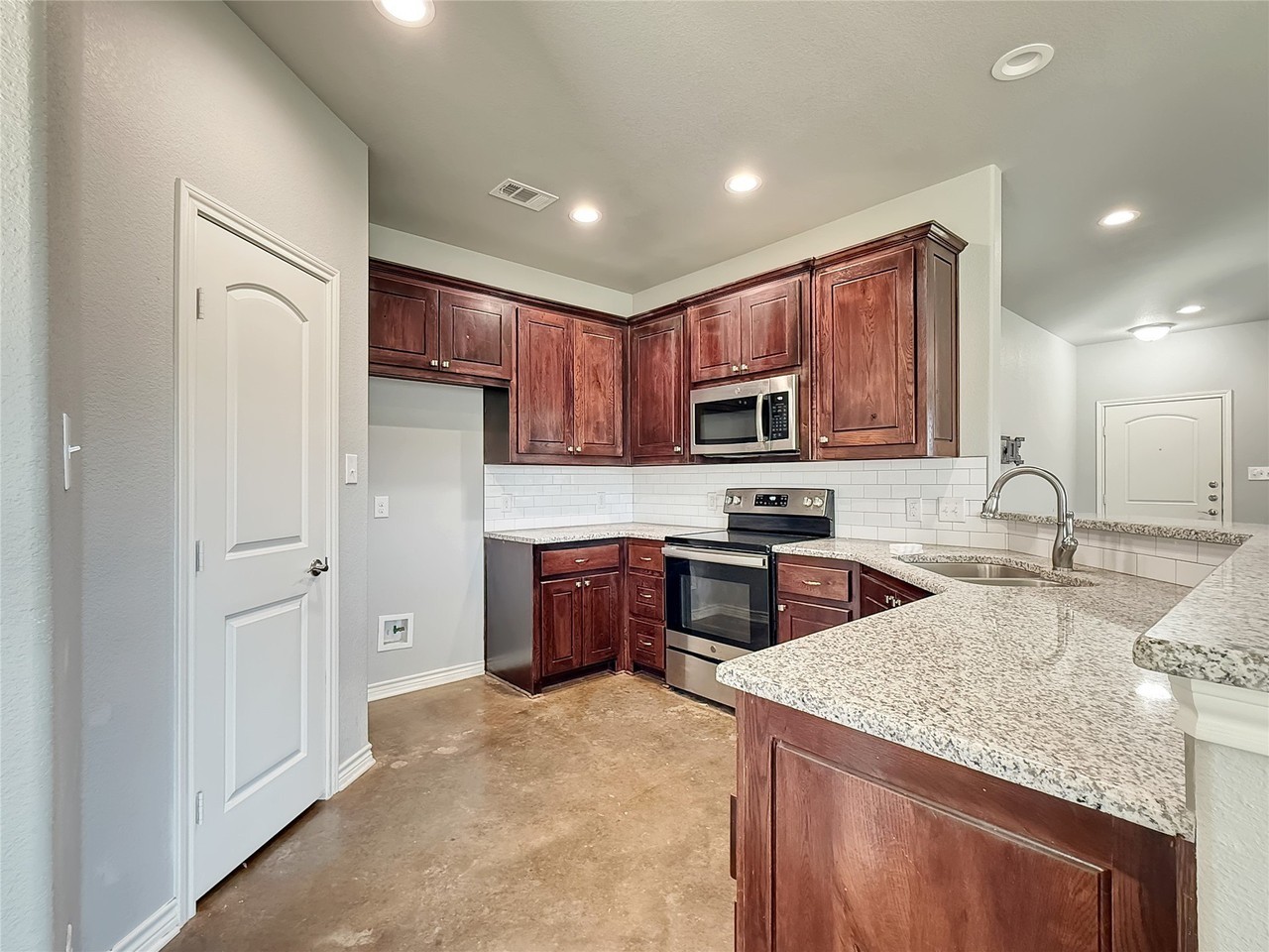 128 Dennis Dr - Photo 2 of 17