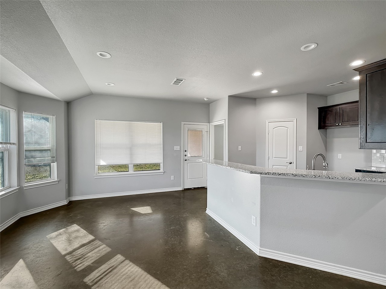 128 Dennis Dr - Photo 3 of 17