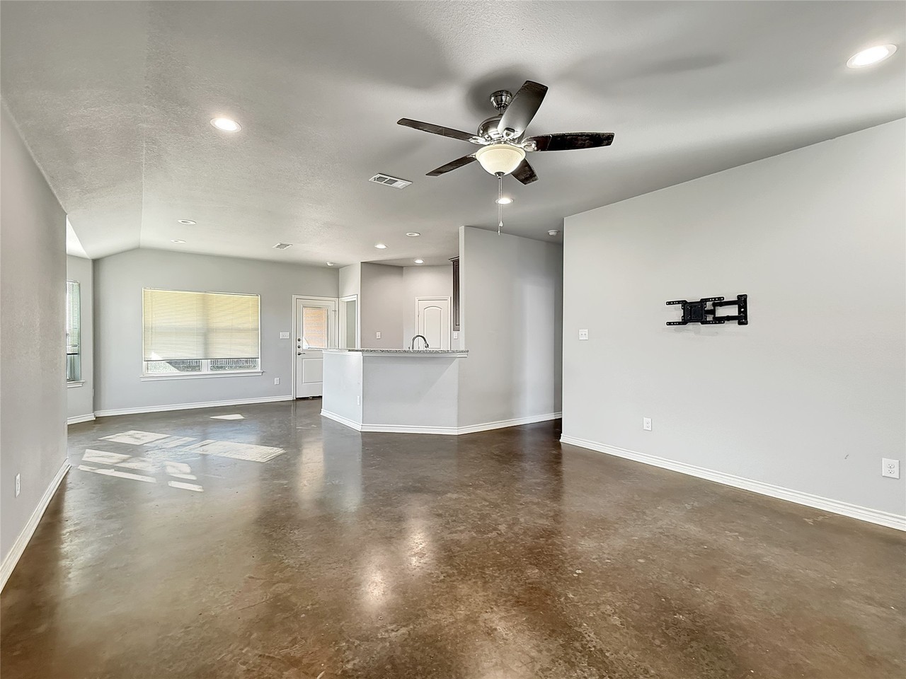 128 Dennis Dr - Photo 4 of 17