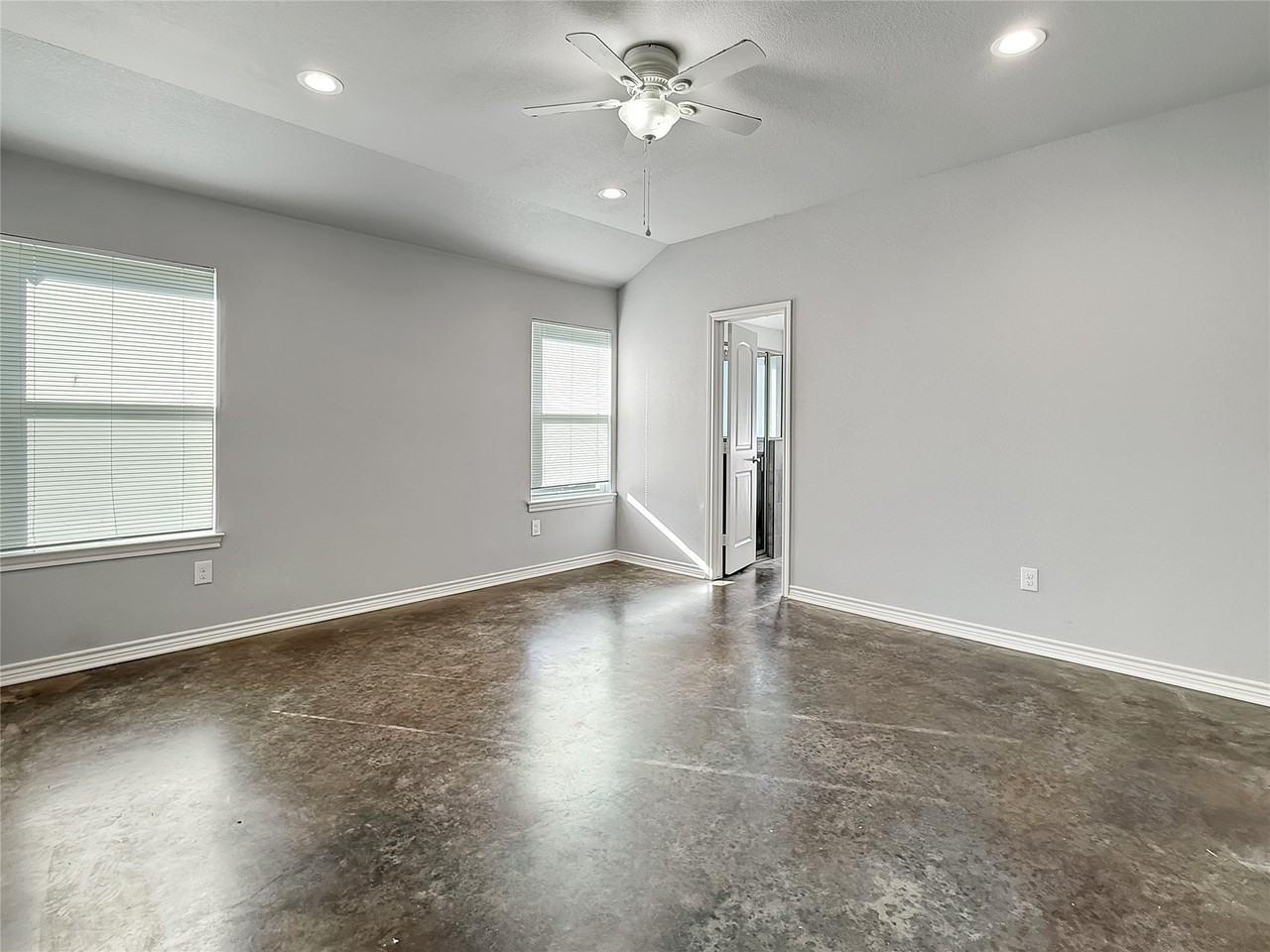 128 Dennis Dr - Photo 5 of 17