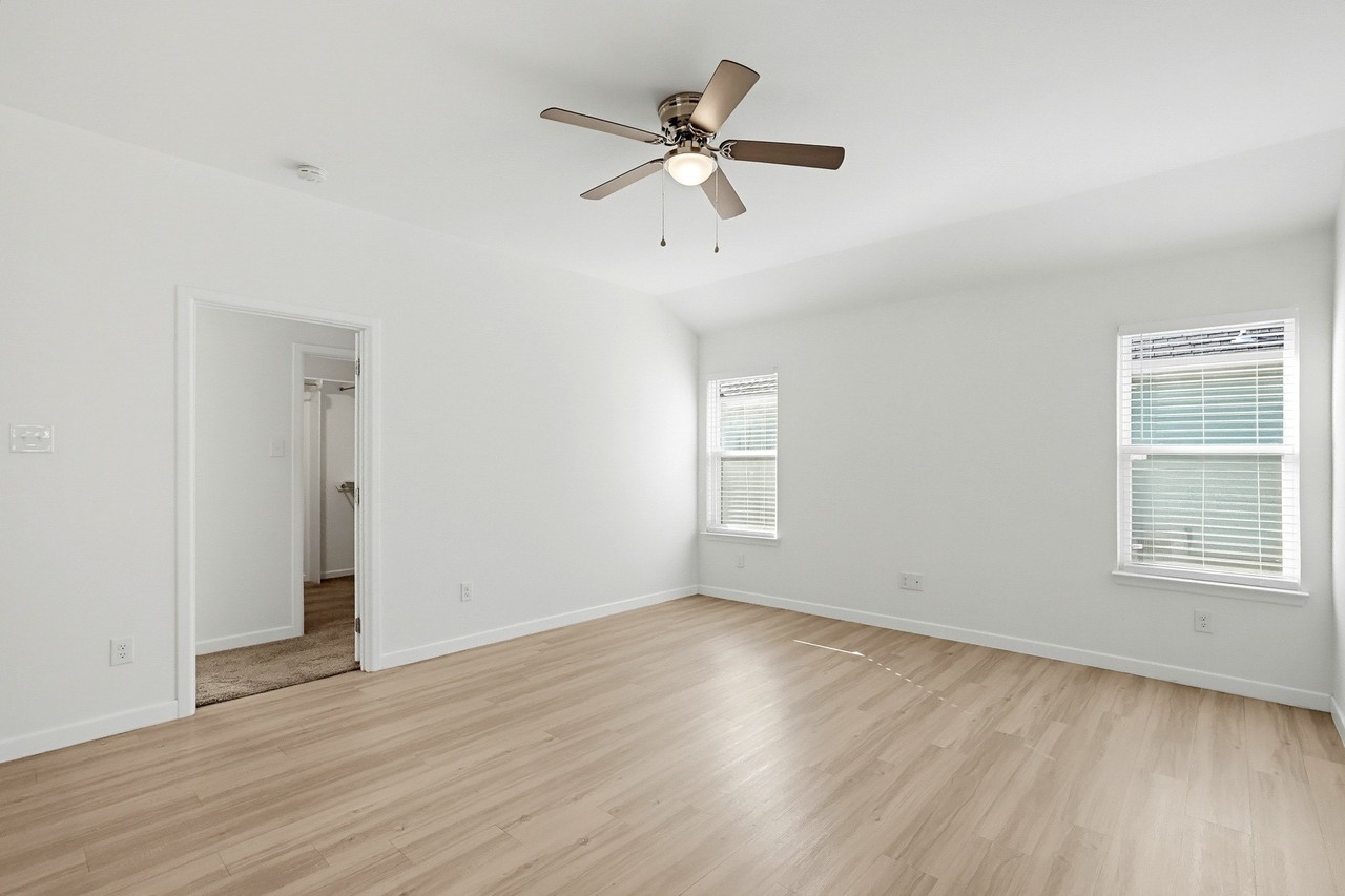 319 Elm St - Photo 4 of 38